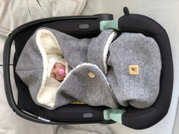 Einschlagdecke in grau aus Teddy und Wollwalk für die Babyschale