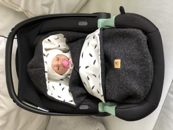 Einschlagdecke in anthrazit mit Jersey und Wollwalk für die Babyschale