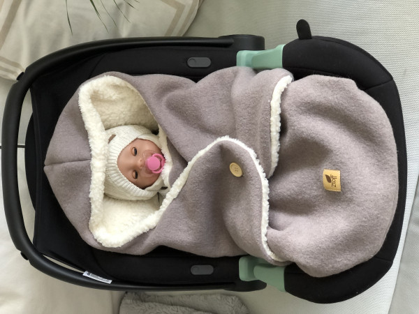 Einschlagdecke in taupe aus Teddy und Wollwalk für die Babyschale